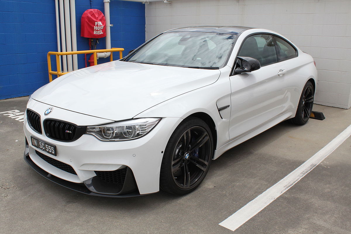1200px-2015_BMW_M4_(F82)_coupe_(24220553394).jpg