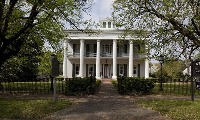 38-Real-Haunted-Houses-01.jpg