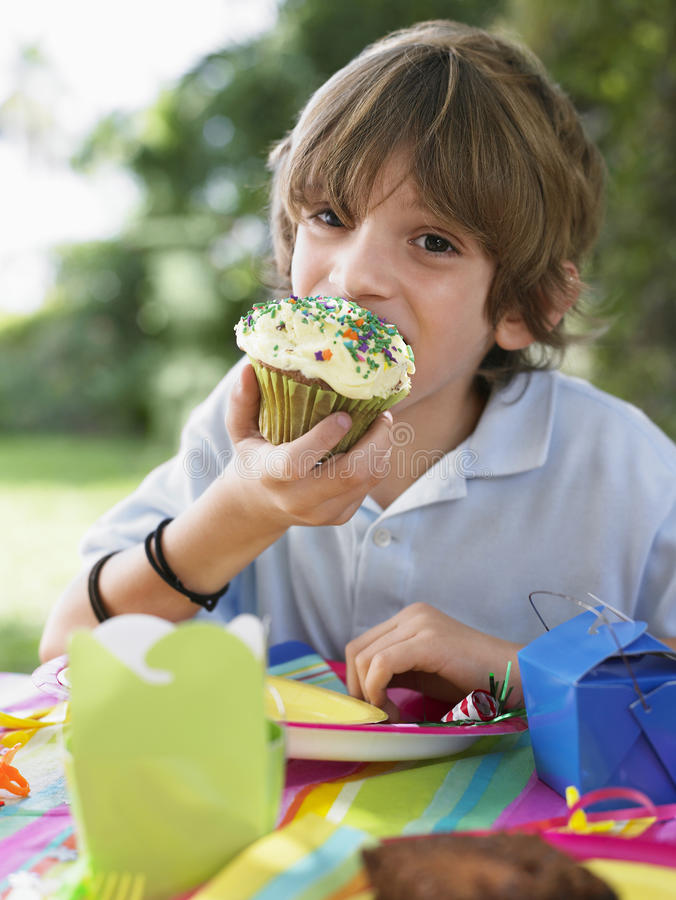 young-boy-eating-cupcake-birthday-party-portrait-little-outdoor-33902181.jpg